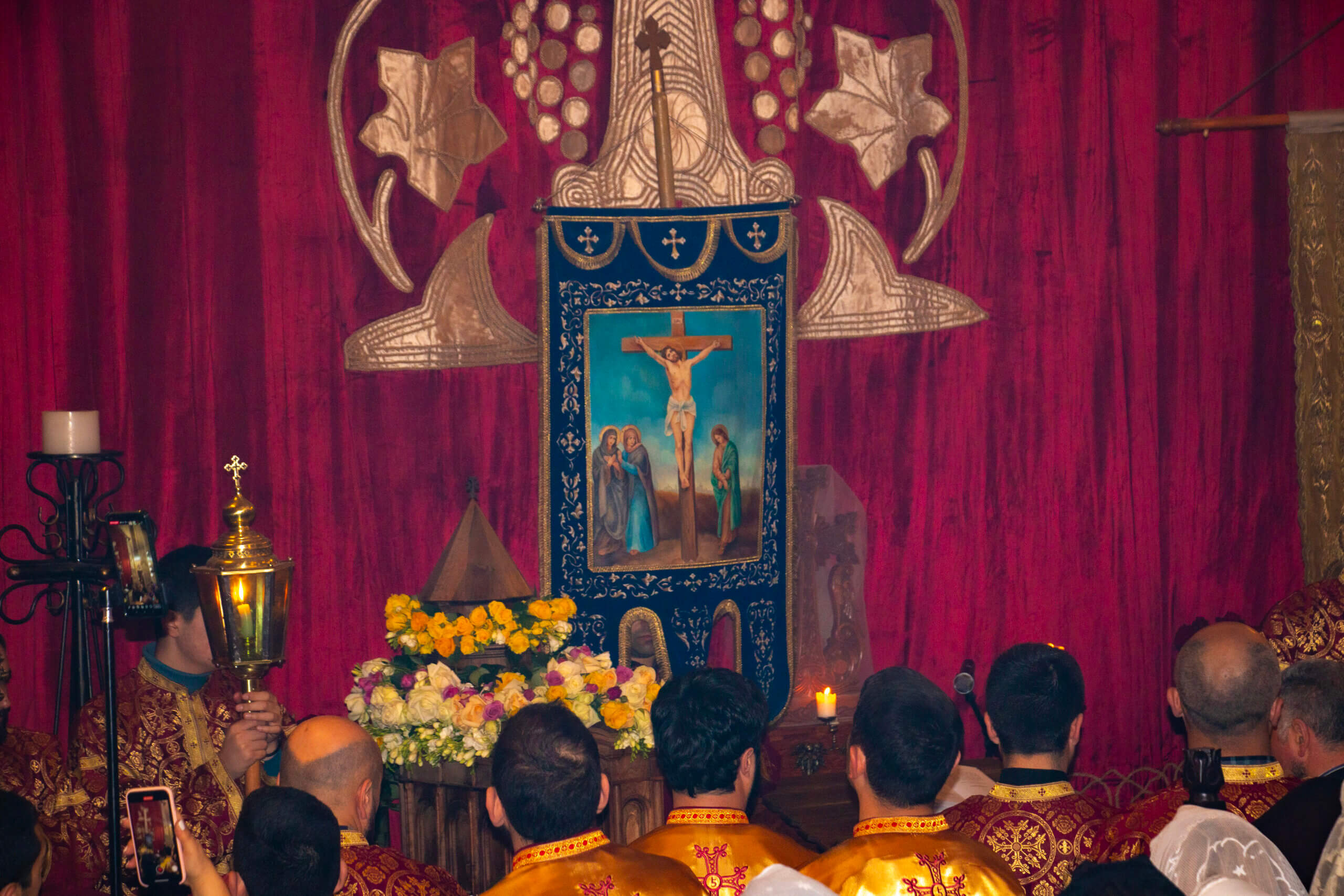 sos-chretiens-orient-armenie-mise-au-tombeau-du-christ-vendredi-saint-eglise-armenienne-apostolique-fideles-scaled.jpg