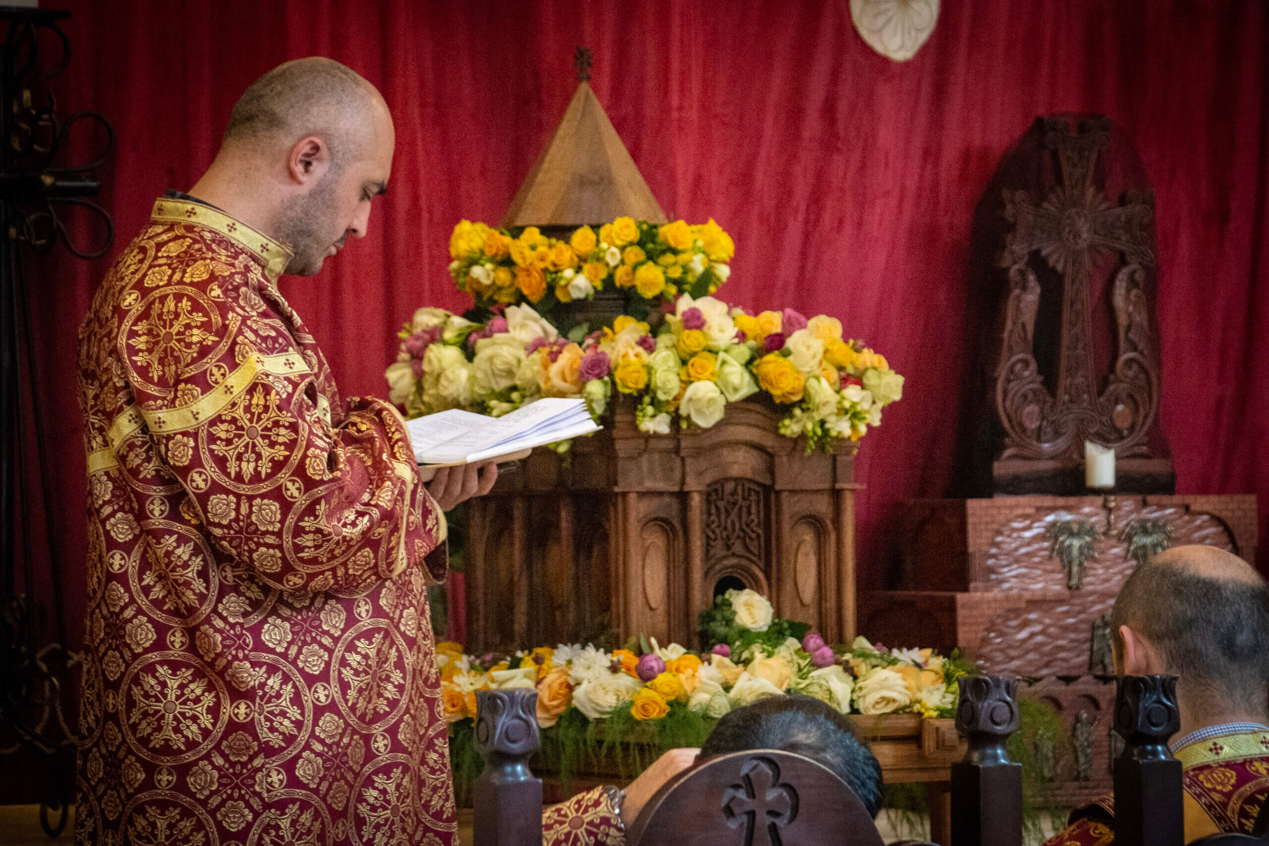 sos-chretiens-orient-armenie-mise-au-tombeau-du-christ-vendredi-saint-eglise-armenienne-apostolique-office-religieux-scaled.jpg