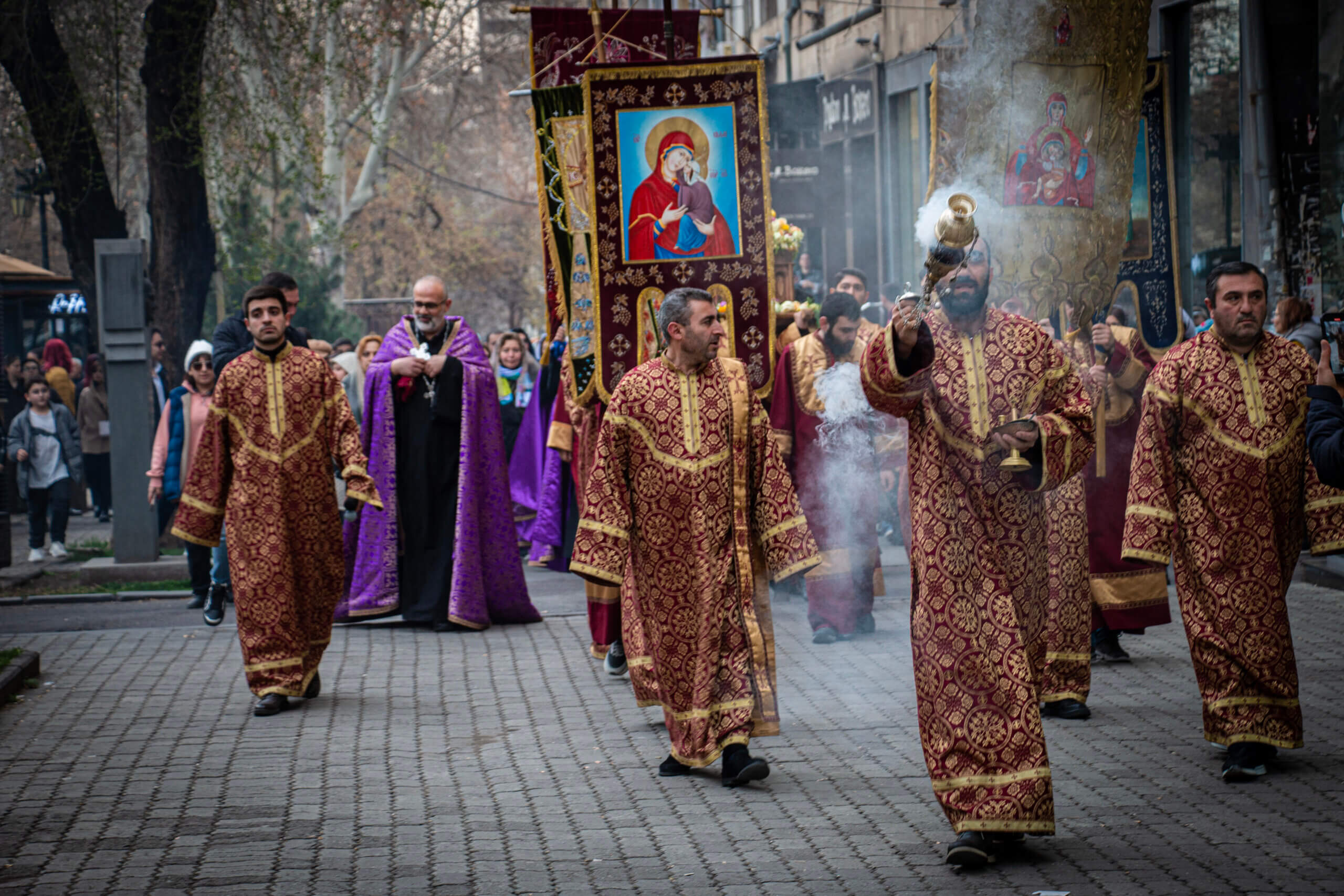 sos-chretiens-orient-armenie-mise-au-tombeau-du-christ-vendredi-saint-eglise-armenienne-apostolique-scaled.jpg