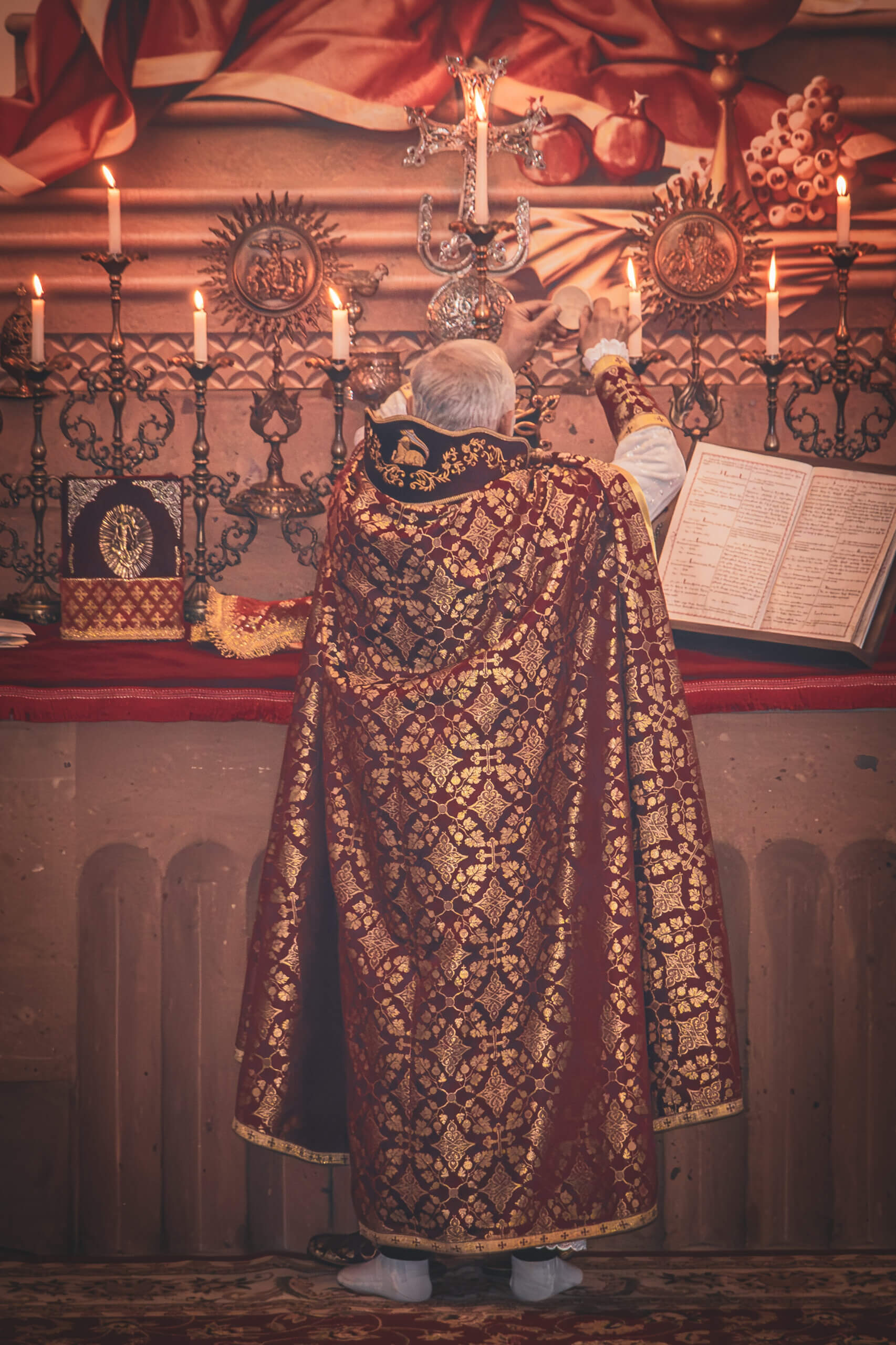 sos-chretiens-orient-armenie-office-du-lavement-des-pieds-jeudi-saint-eglise-de-la-sainte-croix-erevan-pretre-consecration-scaled.jpg