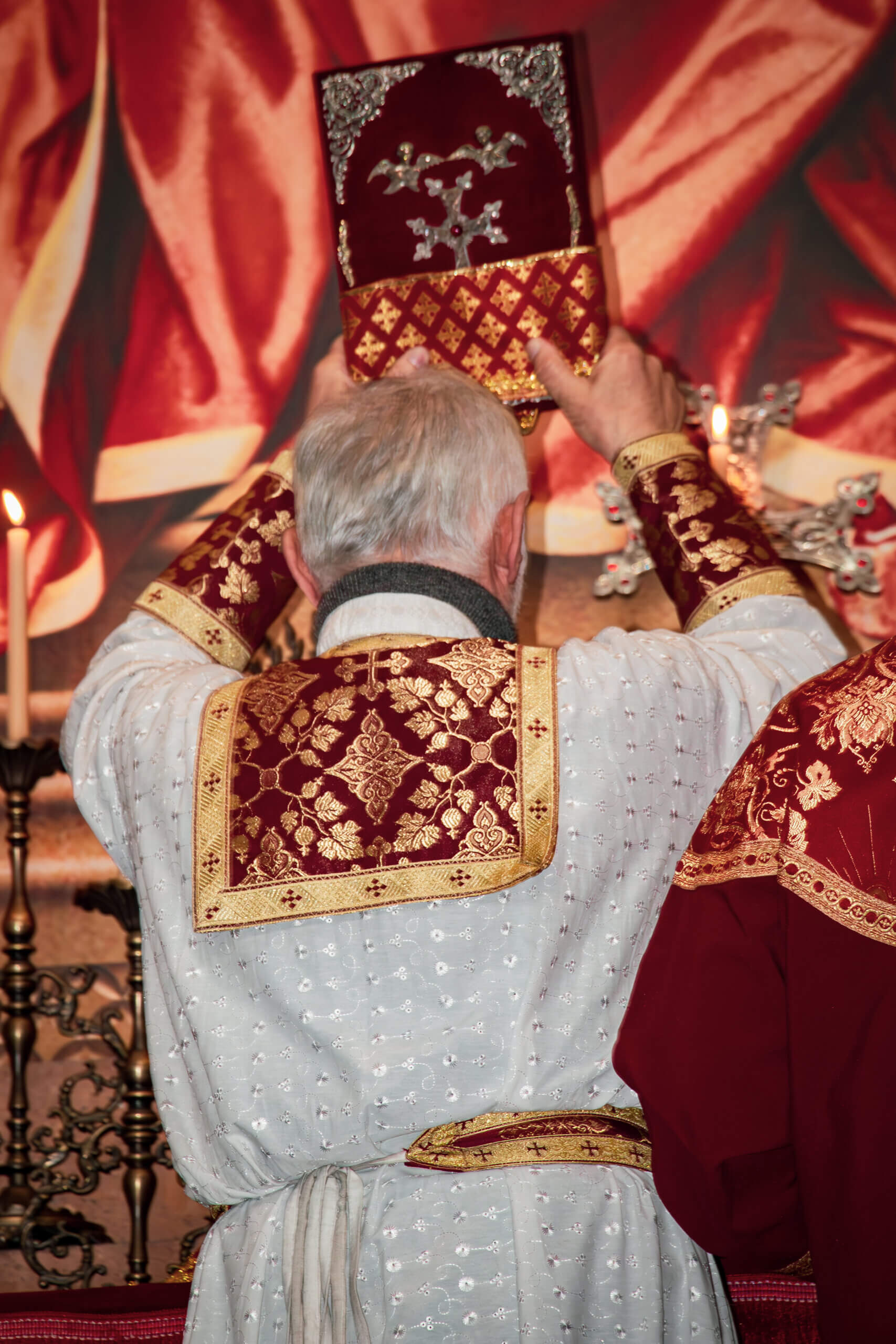 sos-chretiens-orient-armenie-office-du-lavement-des-pieds-jeudi-saint-eglise-de-la-sainte-croix-erevan-pretre-evangile-scaled.jpg
