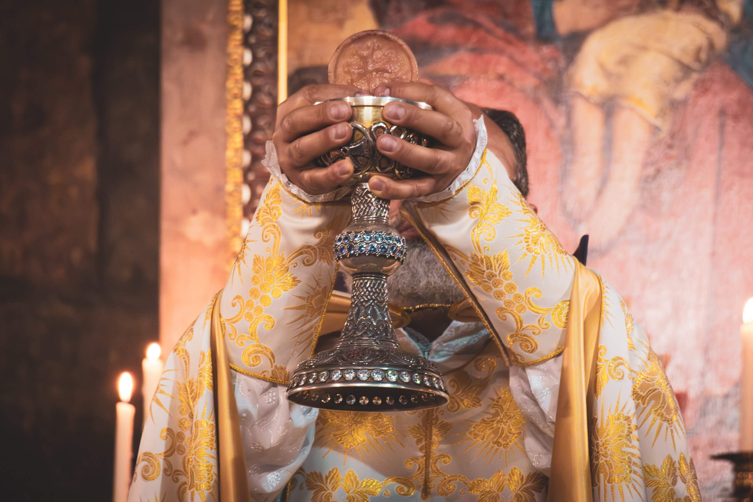 sos-chretiens-orient-armenie-samedi-saint-vigile-pascale-semaine-sainte-cathedrale-armenienne-apostolique-sainte-gayane-etchmiadzine-consecration-scaled.jpg