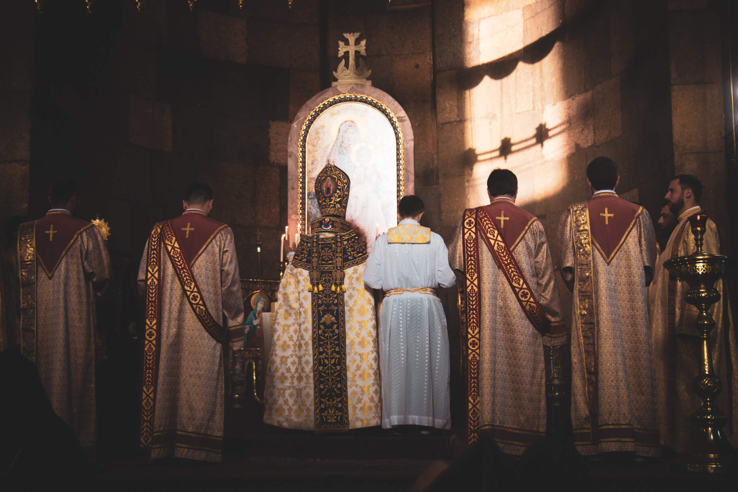 sos-chretiens-orient-armenie-samedi-saint-vigile-pascale-semaine-sainte-cathedrale-armenienne-apostolique-sainte-gayane-etchmiadzine--scaled.jpg