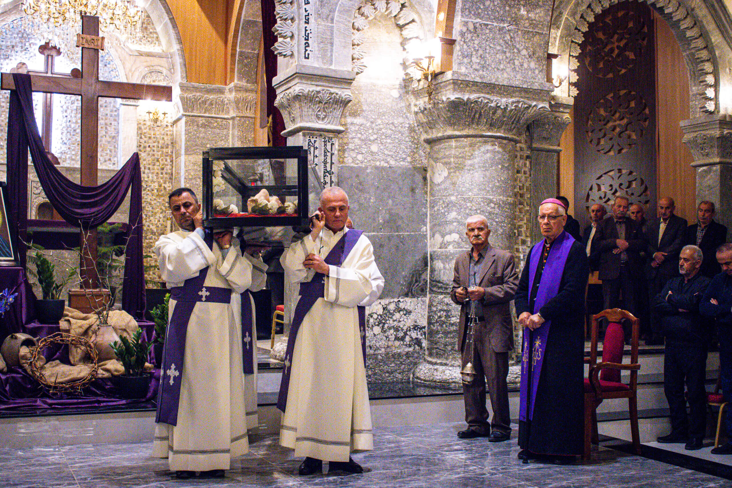 sos-chretiens-orient-irak-eglise-chaldeenne-saint-georges-teleskuf-office-du-vendredi-saint-funerailles-du-christ-scaled.jpg