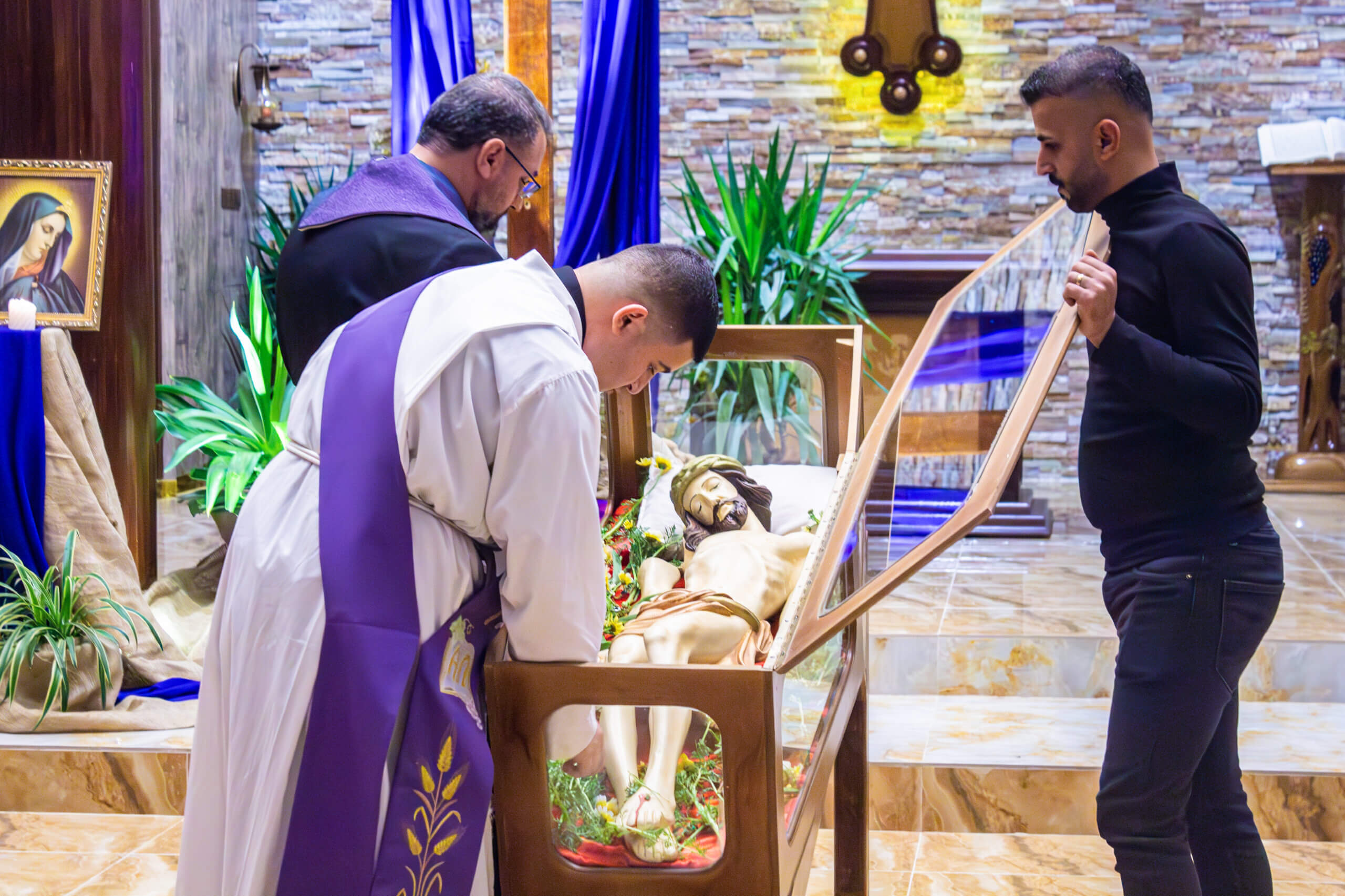 sos-chretiens-orient-irak-eglise-saint-georges-teleskuf-office-chaldeen-du-vendredi-saint-funerailles-du-christ-scaled.jpg