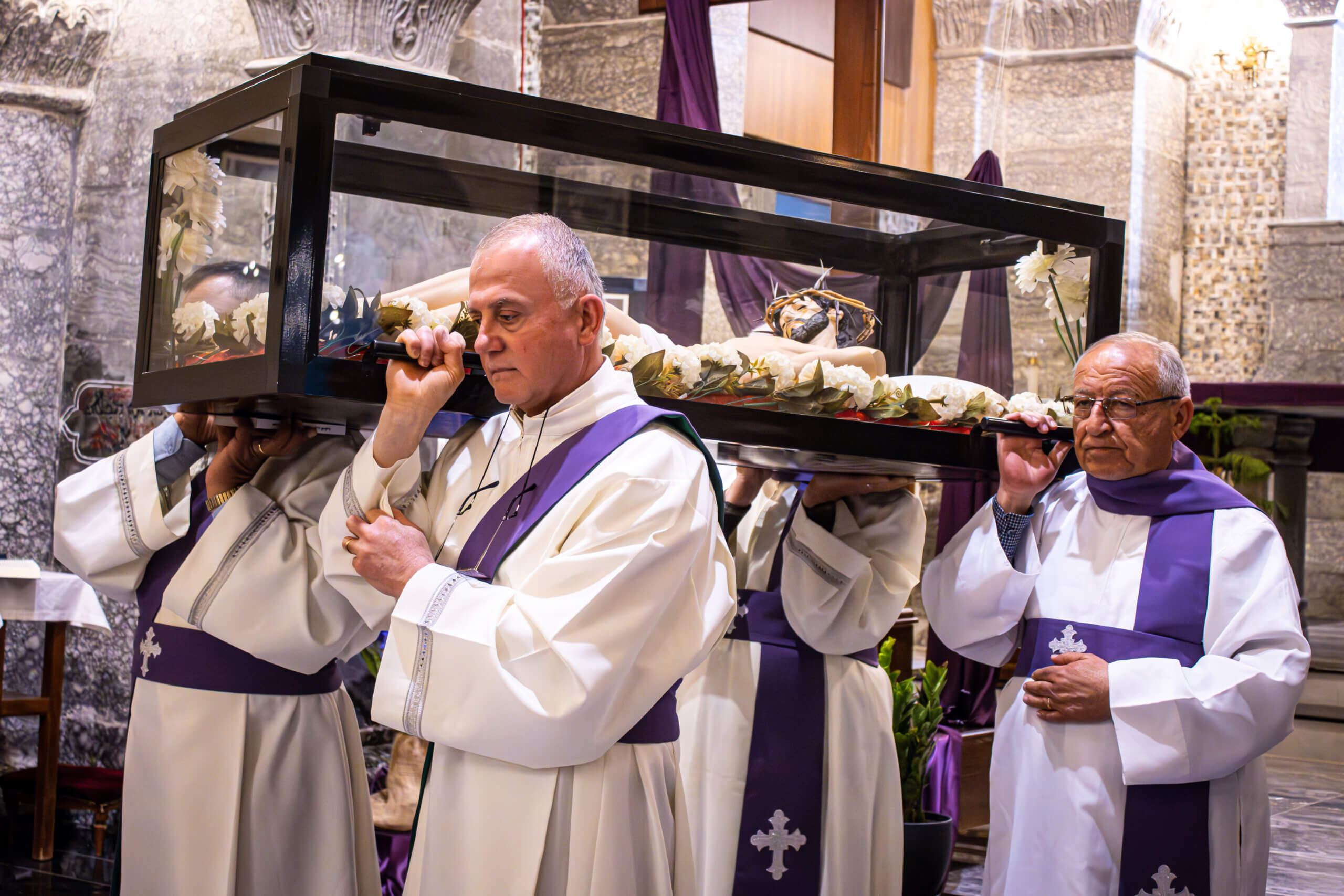 sos-chretiens-orient-irak-eglise-saint-georges-teleskuf-office-du-vendredi-saint-funerailles-du-christ-eglise-chaldeenne-scaled.jpg