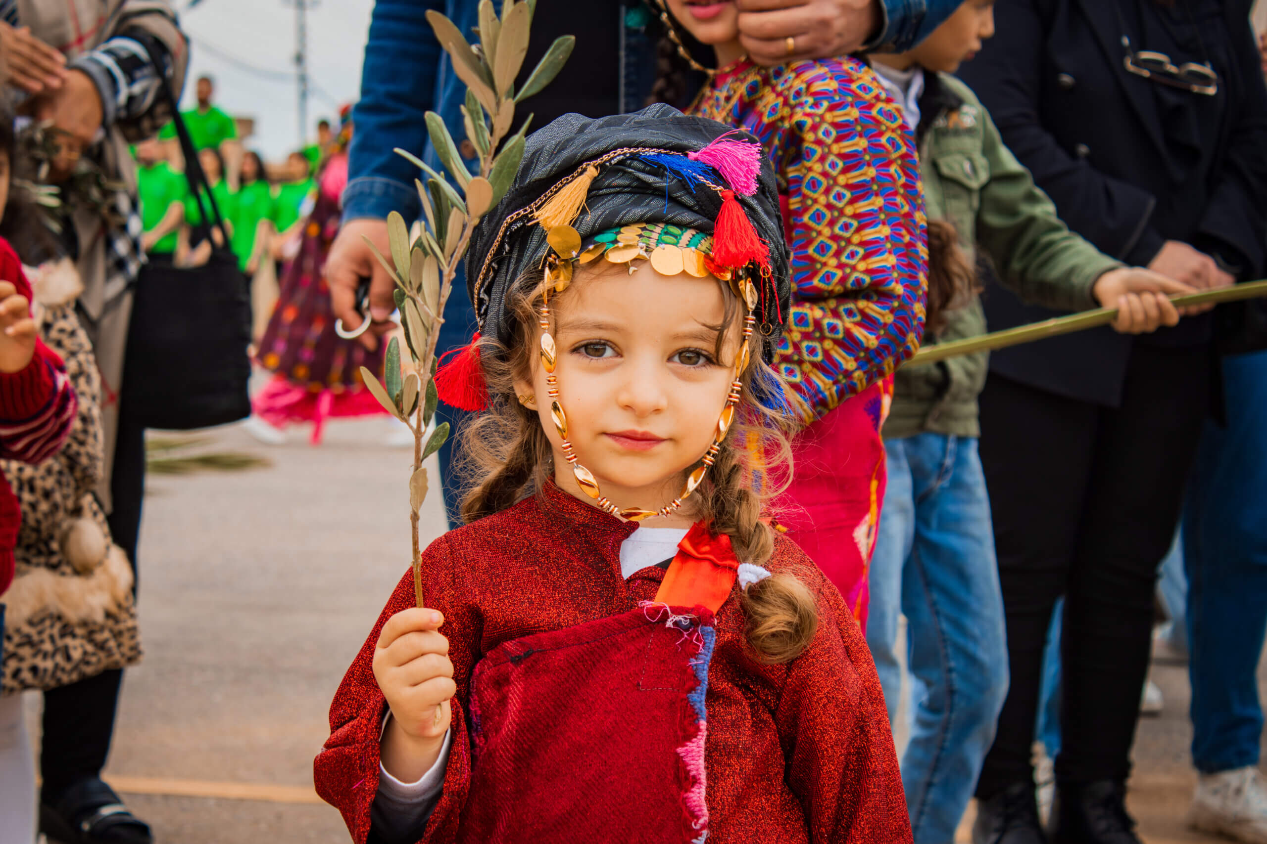 sos-chretiens-orient-irak-petite-fille-irakienne-dimanche-des-rameaux-teleskuf-plaine-de-ninive-semaine-sainte-scaled.jpg