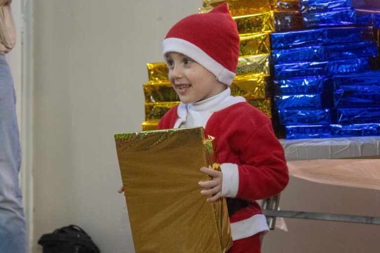 Enfant irakien avec un cadeau